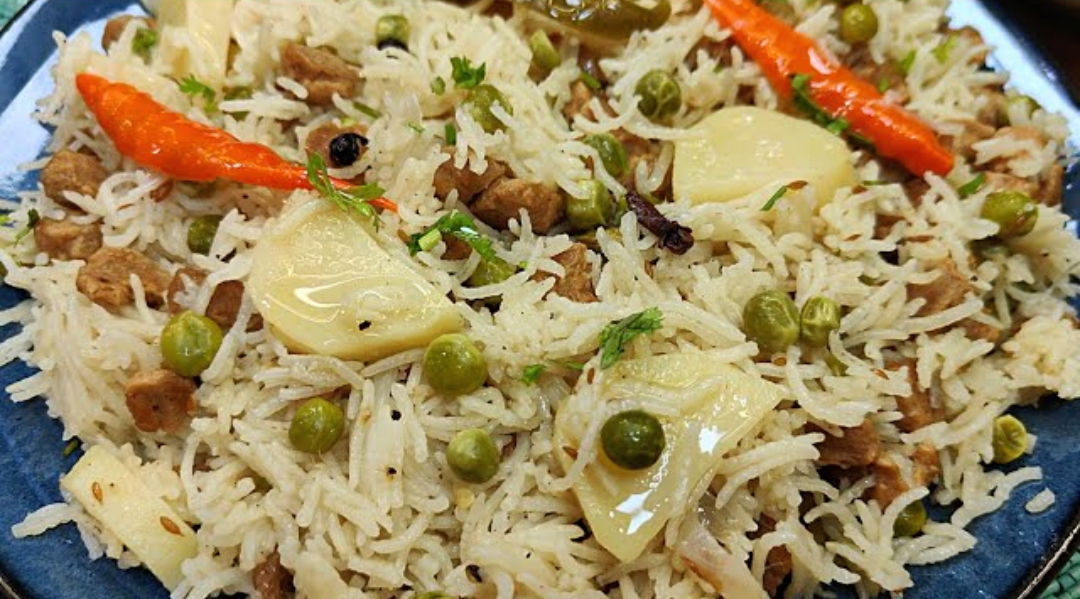 Potato Matar Yakhni Pulao Recipe